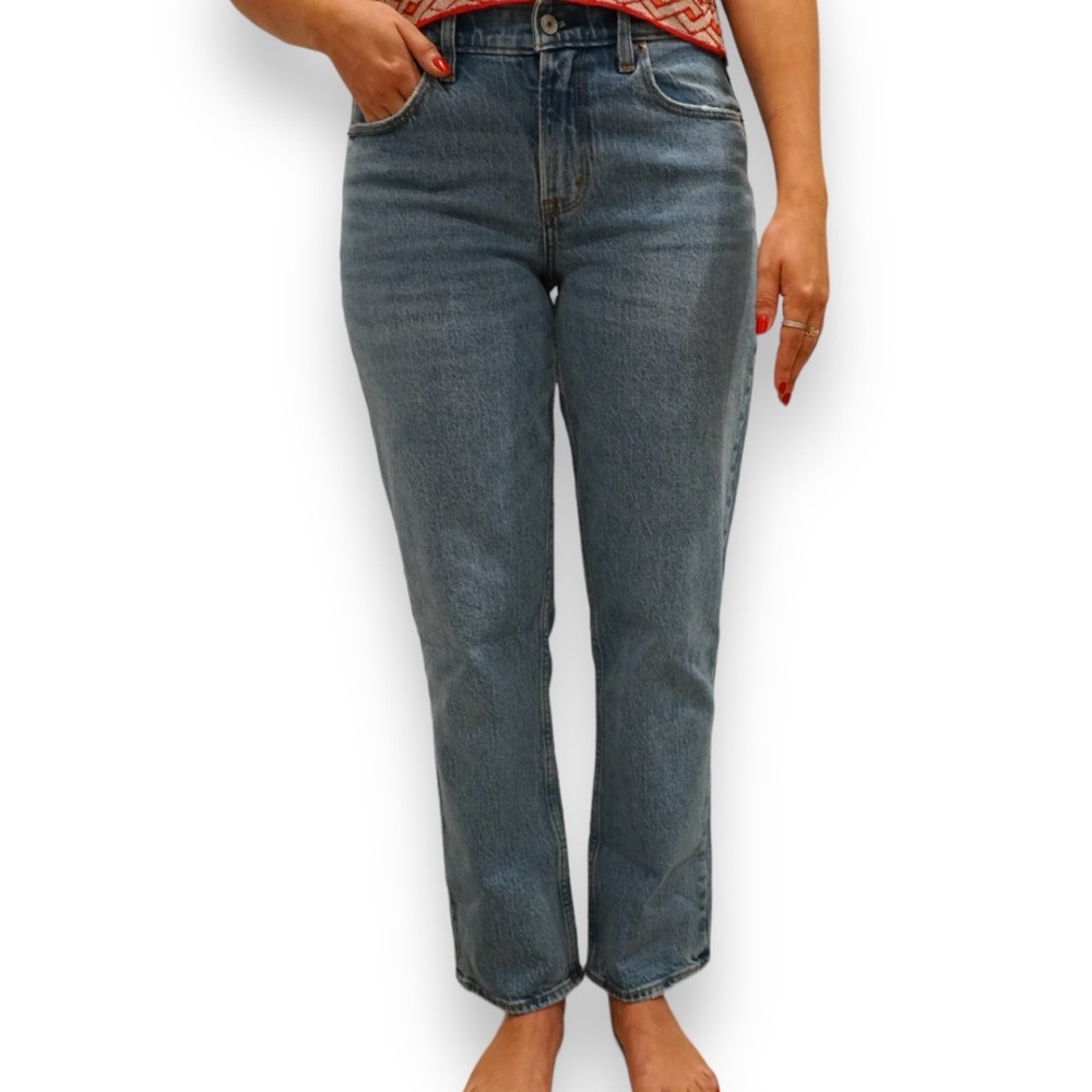 Abercrombie & Fitch Curve Love Mid Rise 90s Straight Jean